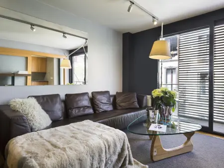 Appartement d'entreprise à Barcelone, 6 pers, 3 ch, terrasse, parking, proche métro - Photo 1