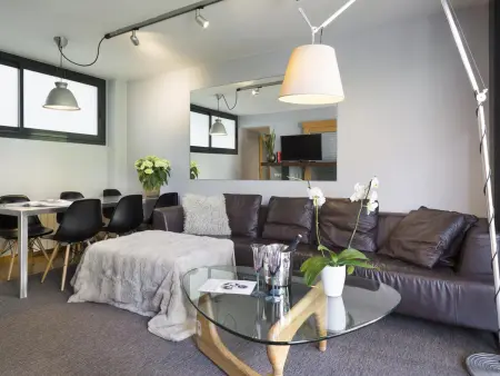 Appartement d'entreprise à Barcelone, 6 pers, 3 ch, terrasse, parking, proche métro - Photo 2