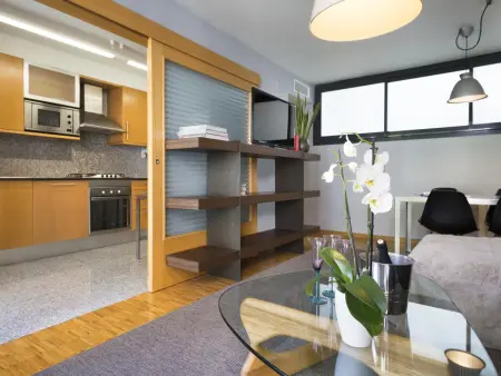 Appartement d'entreprise à Barcelone, 6 pers, 3 ch, terrasse, parking, proche métro - Photo 3
