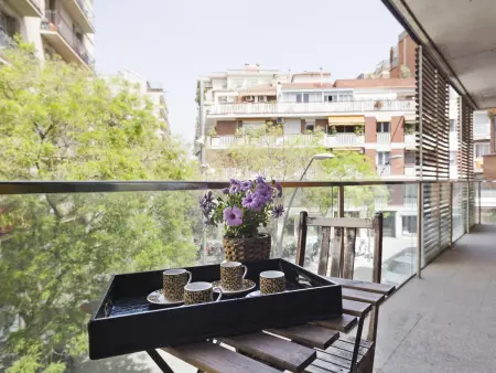 Appartement d'entreprise à Barcelone, 6 pers, 3 ch, terrasse, parking, proche métro - Photo 4
