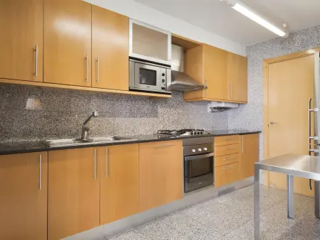 Appartement d'entreprise à Barcelone, 6 pers, 3 ch, terrasse, parking, proche métro - Photo 5