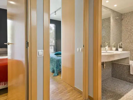 Appartement d'entreprise à Barcelone, 6 pers, 3 ch, terrasse, parking, proche métro - Photo 8