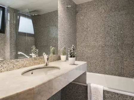 Appartement d'entreprise à Barcelone, 6 pers, 3 ch, terrasse, parking, proche métro - Photo 11