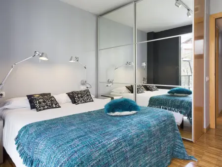 Appartement d'entreprise à Barcelone, 6 pers, 3 ch, terrasse, parking, proche métro - Photo 13