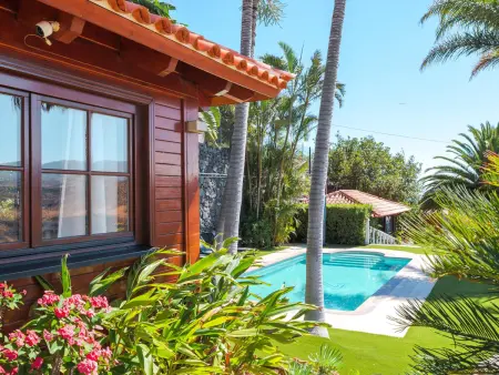 Cabane en Bois avec Piscine Privée, Jardin Verdoyant et Coin Barbecue - Photo 1