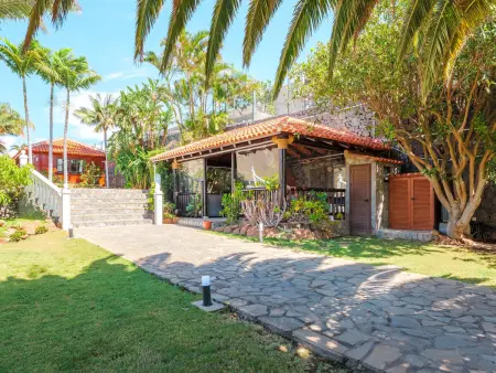 Cabane en Bois avec Piscine Privée, Jardin Verdoyant et Coin Barbecue - Photo 2