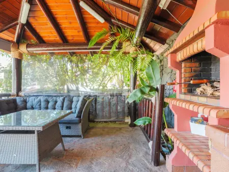 Cabane en Bois avec Piscine Privée, Jardin Verdoyant et Coin Barbecue - Photo 9