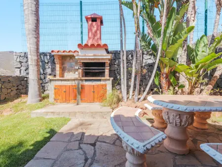 Cabane en Bois avec Piscine Privée, Jardin Verdoyant et Coin Barbecue - Photo 14