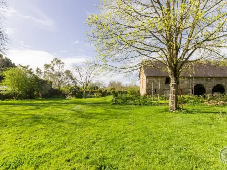 Maison familiale avec jardin et terrasse - Orval sur Sienne - Photo 3