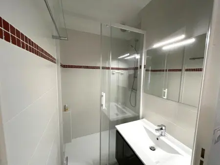 Appartement T2 à 50m du lac avec piscine et parking - Photo 5