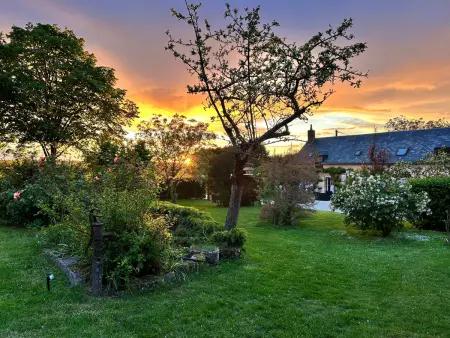 Retraite Champêtre avec Jardin, Piscine et Proximité Château à Châteaudun - Photo 1