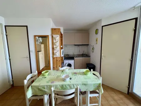 Appartement 2 pièces avec loggia, piscine et parking privé à 250m des commerces et proche plage - Photo 2