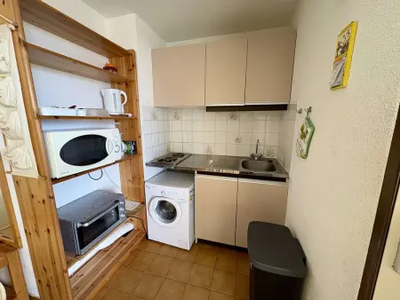 Appartement 2 pièces avec loggia, piscine et parking privé à 250m des commerces et proche plage - Photo 3