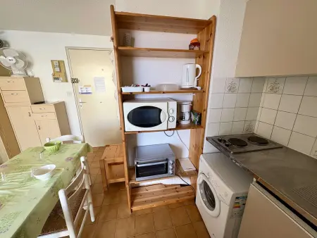 Appartement 2 pièces avec loggia, piscine et parking privé à 250m des commerces et proche plage - Photo 4