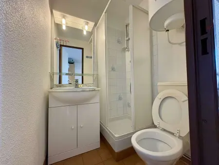 Appartement 2 pièces avec loggia, piscine et parking privé à 250m des commerces et proche plage - Photo 7