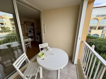 Appartement 2 pièces avec loggia, piscine et parking privé à 250m des commerces et proche plage - Photo 8