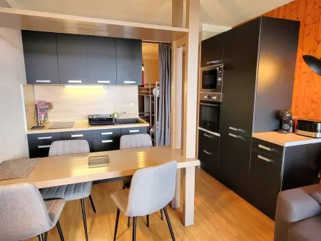 Grand studio rénové, confort moderne, balcon sud, proche ski et randonnées - Photo 2