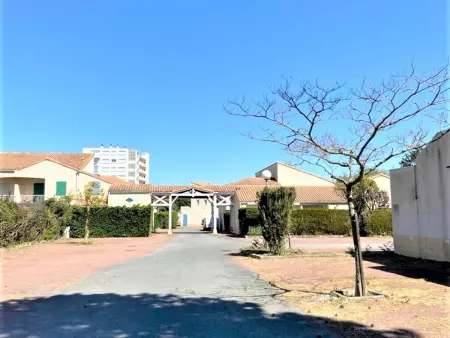 Appartement lumineux avec balcon, proche plages et commerces, parking privatif, pour 6 personnes - Photo 1