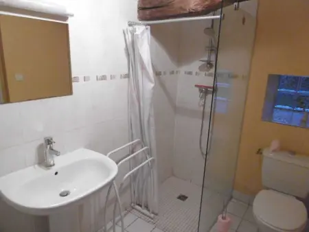 Maison familiale avec jardin clos, proche des activités et loisirs, internet inclus - Photo 7