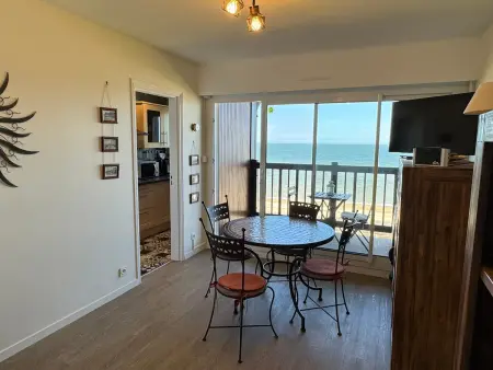 Studio en bord de mer avec balcon et vue imprenable, accès direct plage - Photo 1