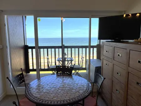 Studio en bord de mer avec balcon et vue imprenable, accès direct plage - Photo 2