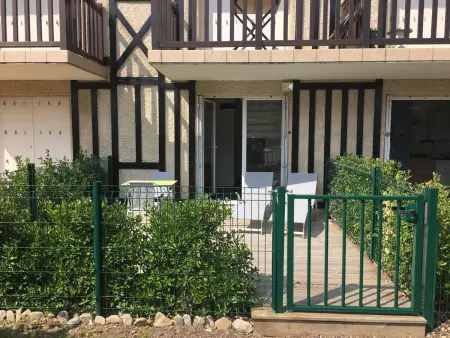 Studio Front de Mer avec Terrasse et Accès Direct Plage à Merville-Franceville - Photo 9