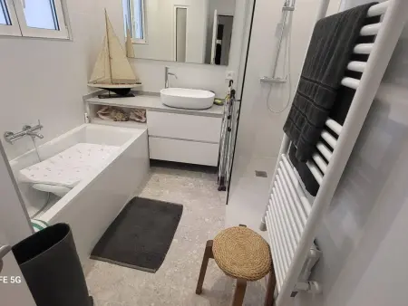 Saint-Jean-de-Luz : Appartement avec Terrasse, 2 Ch. et Parking au Cœur Historique - Photo 6