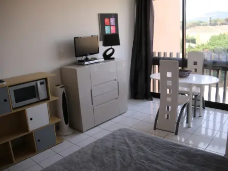 Studio rénové pour 2 personnes avec accès piscine, parking privé et proche des commodités - Photo 5