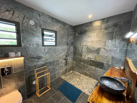 Villa Hibiscus à Saint-Philippe: Élégance tropicale, 2 chambres, spa privatif et cuisine équipée - Photo 3