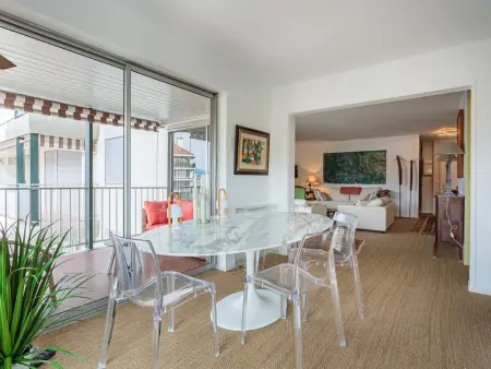 Appartement moderne en centre-ville avec balcon et parking à 400m de la plage - Photo 1