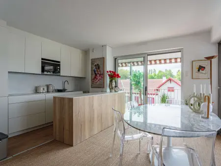 Appartement moderne en centre-ville avec balcon et parking à 400m de la plage - Photo 5