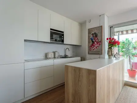 Appartement moderne en centre-ville avec balcon et parking à 400m de la plage - Photo 6