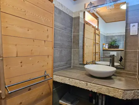 Chalet cosy 9 pers, grand balcon, près des pistes, parking privé - Photo 8