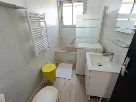 Bel appartement T2 climatisé avec piscine et parking à 250m de la plage - Photo 12