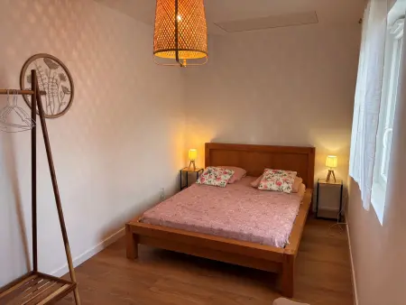Chaumière au calme avec terrasse, à 9 km des plages, 3 chambres, parking privé et équipements bébé. - Photo 4