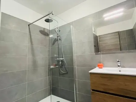 Appartement 3 pièces pour 6 personnes, à 200m de la plage, terrasses et parking, entièrement climatisé - Photo 7