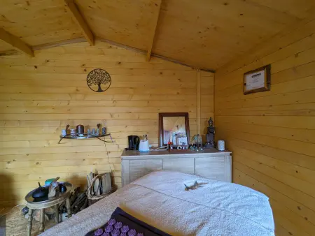 Roulotte cosy avec jacuzzi et spa, massages bien-être, nature et calme, près de Lyon - Photo 14