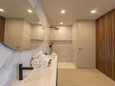 Luxe et Sérénité avec Piscine à Débordement - Photo 8