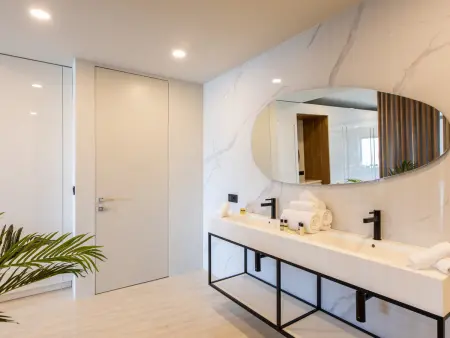 Luxe et Sérénité avec Piscine à Débordement - Photo 9