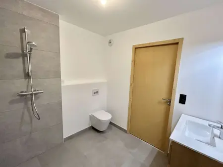 Appartement Neuf 3 Pièces avec Terrasse et Jardin, Proche Remontées Mécaniques, Parking Inclus - Photo 8