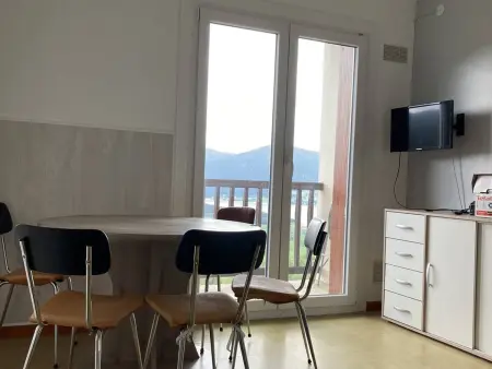 Appartement 2 Pièces avec Balcon, Vue sur Lac et Village - Photo 2