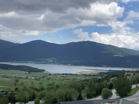 Appartement 2 Pièces avec Balcon, Vue sur Lac et Village - Photo 6