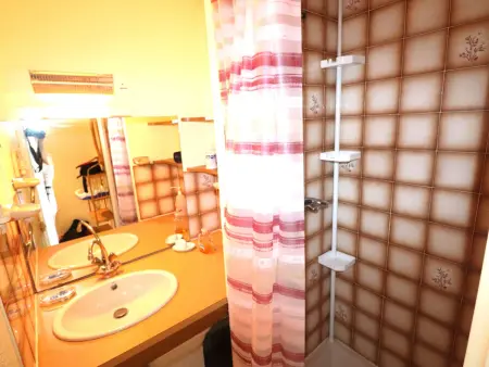 Appartement 2 pièces avec piscines, proche plage et commerces, parking privé, clim, idéal famille - Photo 7
