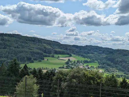 Gîte avec piscine chauffée, spa et vue sur la vallée - Photo 6