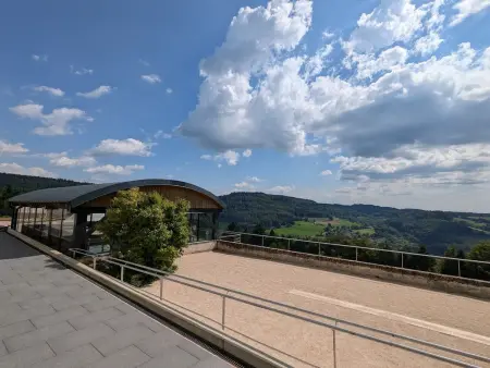 Gîte avec piscine chauffée, spa et vue sur la vallée - Photo 11