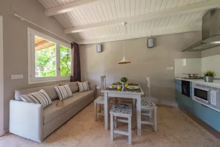 CAMPING ESTIVAL VENDRELL PLATJA  BUNGALOW TROPICAL 4/5, Bungalow tropical avec terrasse - Photo 2