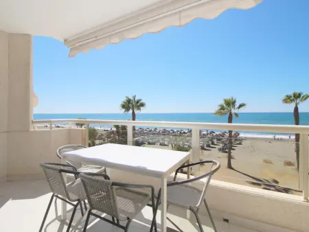 Appartement 3 chambres au bord de la mer, terrasse, proche commodités, idéal pour détente - Photo 1