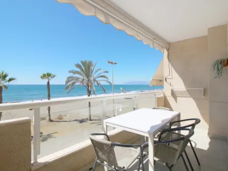 Appartement 3 chambres au bord de la mer, terrasse, proche commodités, idéal pour détente - Photo 3
