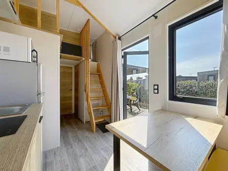 Tiny House bois avec terrasse, piscine, wifi, animaux admis, parking - 200m de la plage - Photo 3