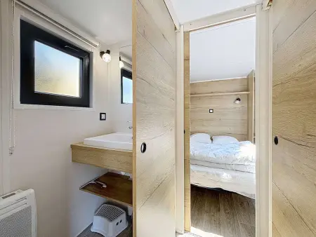 Tiny House bois avec terrasse, piscine, wifi, animaux admis, parking - 200m de la plage - Photo 6